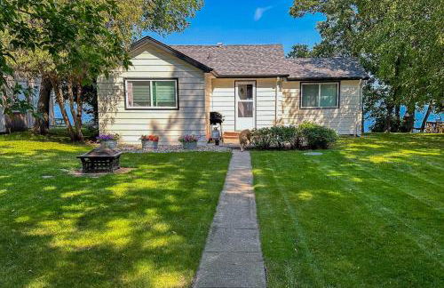 Lakefront Pelican Rapids Cabin with Boat Dock! - Foto 1