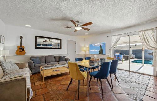 Vacation House! 6BR, FREE Heated Pool, Arcade & Hot Tub - Photo 35