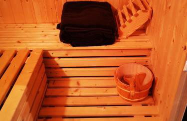 Forest Path luxury Studio Apartment with large bedroom bathroom and sauna Sleeps up to 4 - Photo 15