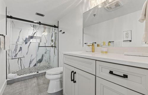 Luxury direct oceanfront corner with a large private balcony, heated pool and garage - Photo 12