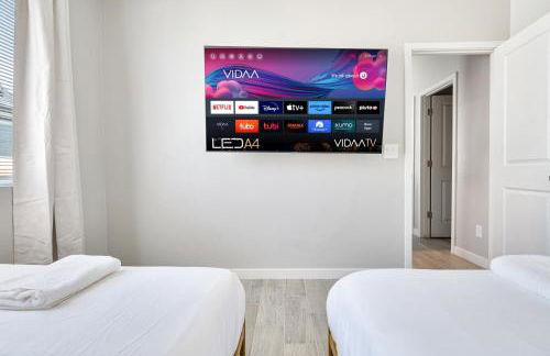 Elegant Two Bedroom Apartment with Free Parking and Plush Beds - Foto 15