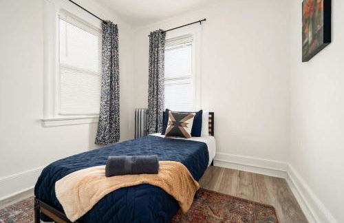 Whole House Near NYC and Transit with Game Room Fire Pit and King Bed - Foto 9