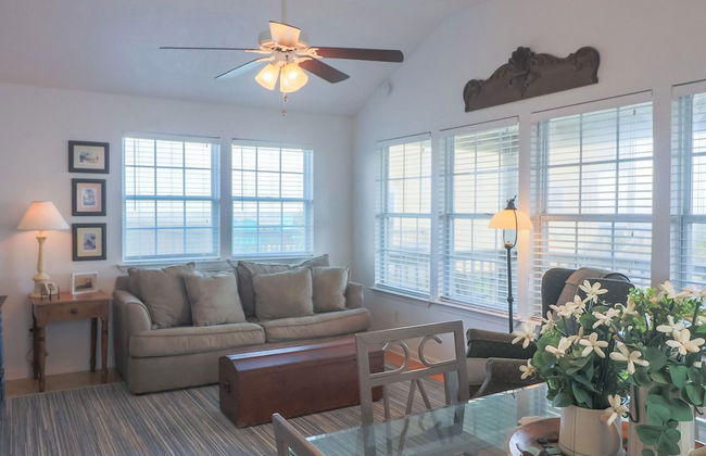 2nd Row Beach Home Ocean Views Old School Vibes - 1 min Walk to Sunny Beach - Foto 14