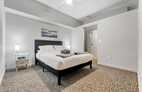 Spacious DT Condo l Free Parking l Fast Wi-Fi - Foto 9