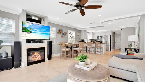 Beach Escape with Patio! 2 Min Walk to Sand & Surf - Foto 2