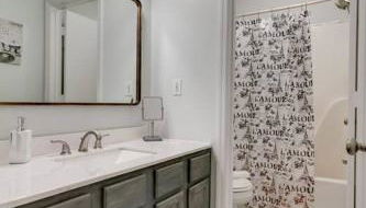 Beautiful 3 Bedroom- free parking 2M to Broadway - Foto 3