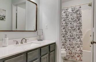 Beautiful 3 Bedroom- free parking 2M to Broadway - Foto 3