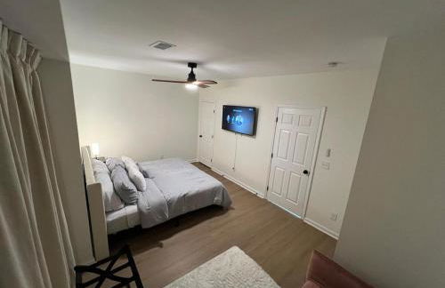 Modern Basement Retreat 2BR King suite - Foto 10