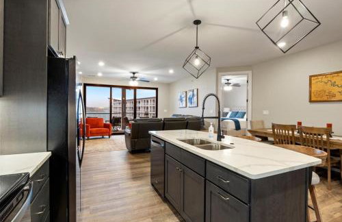 Family-Fun Lakeside Luxury at Topsider in Osage w/ 2 Pools, Prime Views Pack N' Play & Games - Foto 13