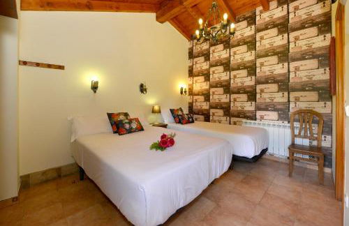 Piscina climatizada y cubierta 365 dias en Casa Rural con Encanto El Puentuco una de las casas mas valoradas de Cantabria - Foto 21