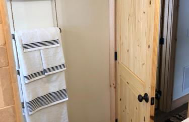 Serene Rustic Farmhouse Mountain Cottage (Sleeps 4) - Foto 22