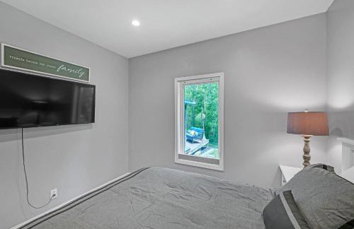 Lakeside Retreat with Hot Tub & Game Room home - Foto 28