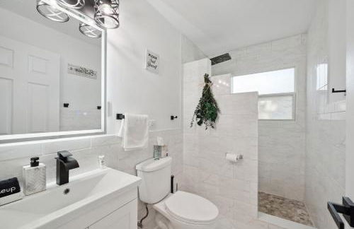 Charming Contemporary Family Home home - Foto 24