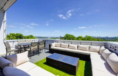Luxury four-story Home with Rooftop views, 10min to Downtown! Sleeps 12! - Photo 3