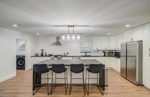 5-BD Modern Central Getaway w Hot Tub - Mins to DT - Foto 6