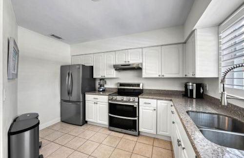 Siesta Key Waterfront Oasis - Heated Pool, Dock, Walk to Village & Beach - Photo 21