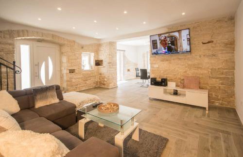 Villa Milena, a Rustic Summer Haven with Pool, Pets Welcome! - Foto 18