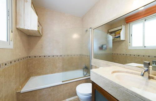 BrisaMar I en segunda línea de playa & priv parking - Photo 11