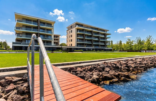 Lake Side Luxury – Steps to the Lake Lela - Foto 33
