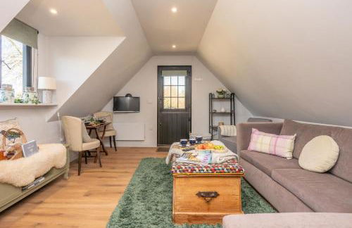 Peaceful Stylish Entire Apartment - Views, Gardens, Firepit, Balcony - Photo 30