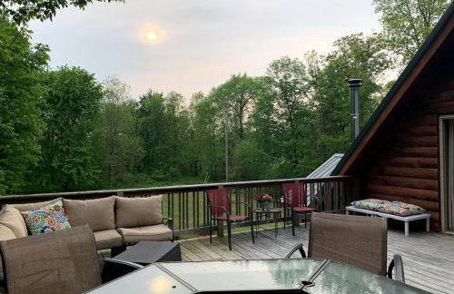 Cozy Cabin near Lake Ontario Ideal for a Family Retreat - Photo 3