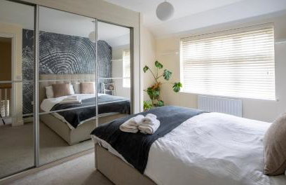 Impressive 4 Bed House Sleeps 8 - Private Parking Fast Wi-Fi Netflix & Foosball, Business Insurance and Leisure Travellers Welcome - Foto 29