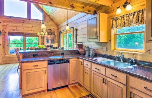 Blue Ridge Mountain Gem with Deck and Community Perks - Foto 9