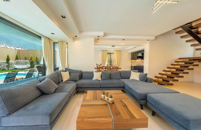 Luxury 4-bed Villa With Private Pool and Jacuzzi - Photo 16