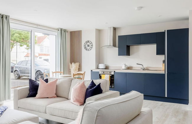 Modern 2bed Flat, Parking, Close to Beach & Shops - Photo 11