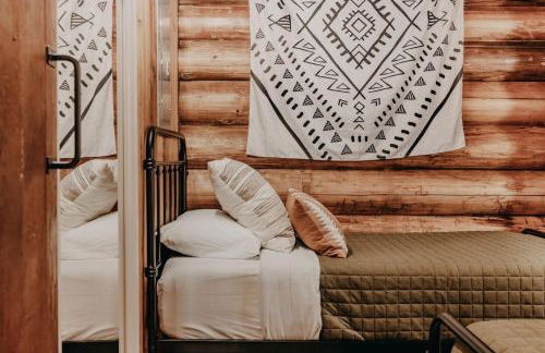 76GS - Genuine Log Cabin - WiFi - Pets Ok - Sleeps 4 home - Foto 58