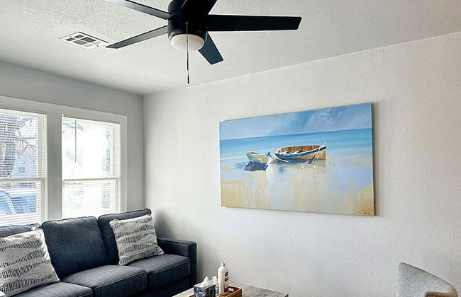 Vintage Vibes Modern Comfort 2BR for 6 Guests - Photo 6