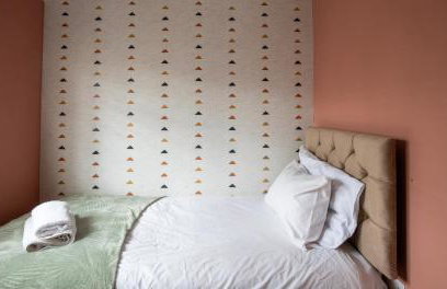 Impressive 4 Bed House Sleeps 8 - Private Parking Fast Wi-Fi Netflix & Foosball, Business Insurance and Leisure Travellers Welcome - Foto 28