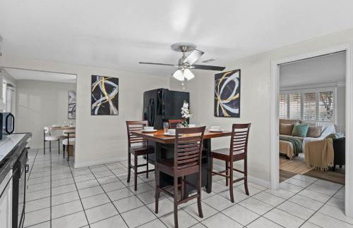 Entire Private Home with 4 Bedrooms 2 Bathrooms, 6 Beds, Hot Tub, King Bed, 6 Parking, Big Yard, Available Now - Foto 61