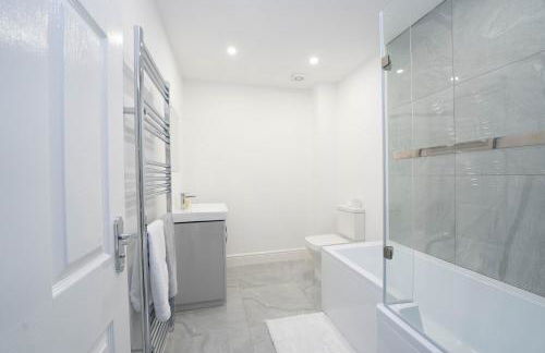 Entire Modern Home with Private Parking for 6/8 Persons - Photo 14