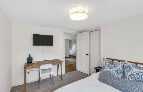 Jenkins Pond Beach Access with BBall Hoop & Grill, Bright Cape Cod Retreat near Jenkins Pond in Falmouth - Parking, Modern Retreat with Outdoor Space, 24 Hour Hospitality - Foto 9