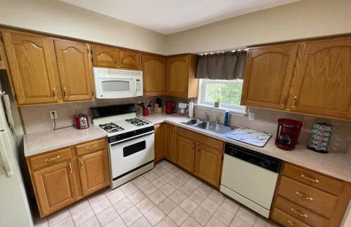 Spacious Pocono Home with Hot Tub and Fire Pit - Foto 10