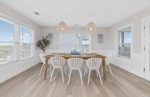 Elegant Updated Oceanfront Home with Pool & Hot Tub - Photo 42