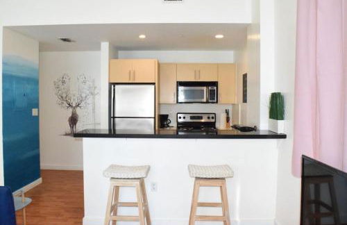 Light-Filled Apt Steps to Beach Convention Center - Foto 14