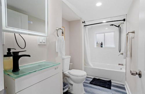 Beautifully Renovated 6BR 2BA 2 Blocks to Beach - Foto 55