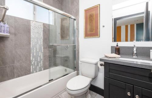 Spacious Luxury Villas in the heart of LA! Free parking and Jacuzzi - Photo 50