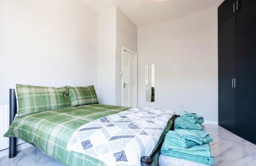 Amazing 3 bedroom, 2 bathroom, ground floor flat with garden, near train Station and bus stop - Foto 18