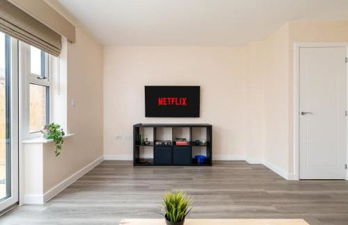 Spacious Milton Keynes Townhouse 2 Designated Parking Spaces Near Centre MK, MK Bowl, Universal Studios & Transport Links Ideal for Families & Contractors - Foto 41