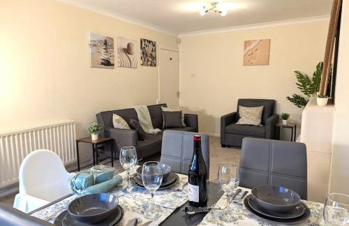 A cosy & stylish two-bed bungalow with garden & parking, close to a shopping centre, motorways and bus stops - Foto 13