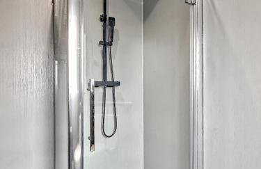 Contractors Heaven-POOL TABLE-THREE BEDROOM HOUSE WITH SEPARATE ONE BEDROOM SELF CONTAINED-Close to AIRPORT - Foto 46