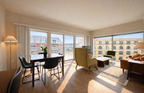 The Brady Corner Suite - Near Fiserv with Balcony - Foto 1