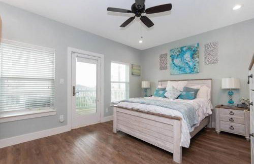 "The Ocean Aire" , 30 secs from the sand! - Photo 4