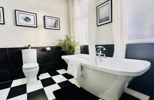 Windsor Coastal Retreat Whitley Bay Sleeps 9 - Foto 19