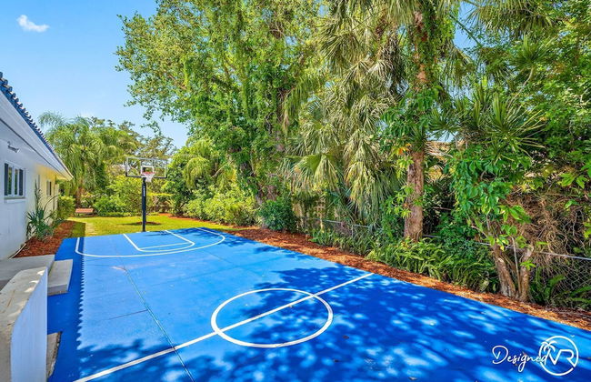 8BR Villa with Heated Pool Near Beach - Foto 67