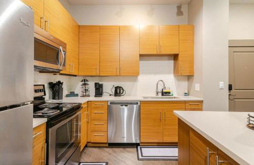 Stylish 1BR Uptown Apartment - Photo 18