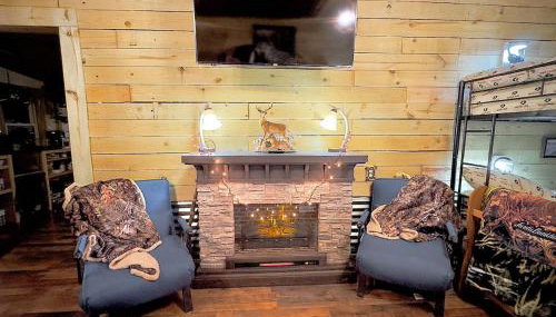 King Suite & Bunkhouse - Deer Camp - WiFi - Grill - Foto 2